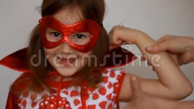 小女孩扮演超级<strong>英雄</strong>。 有趣的孩子穿着红色雨衣和面具玩权力超级<strong>英雄</strong>。 超级<strong>英雄</strong>和权力概念